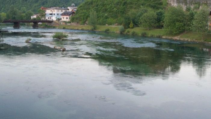 Mladići vozilom sletjeli u Unu, jedan poginuo, drugi teško povrijeđen