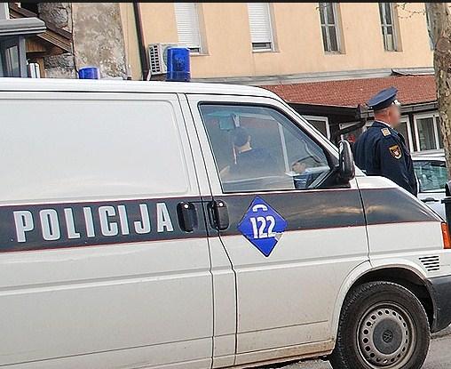 Psihički bolesnik povrijedio dvojicu policajaca