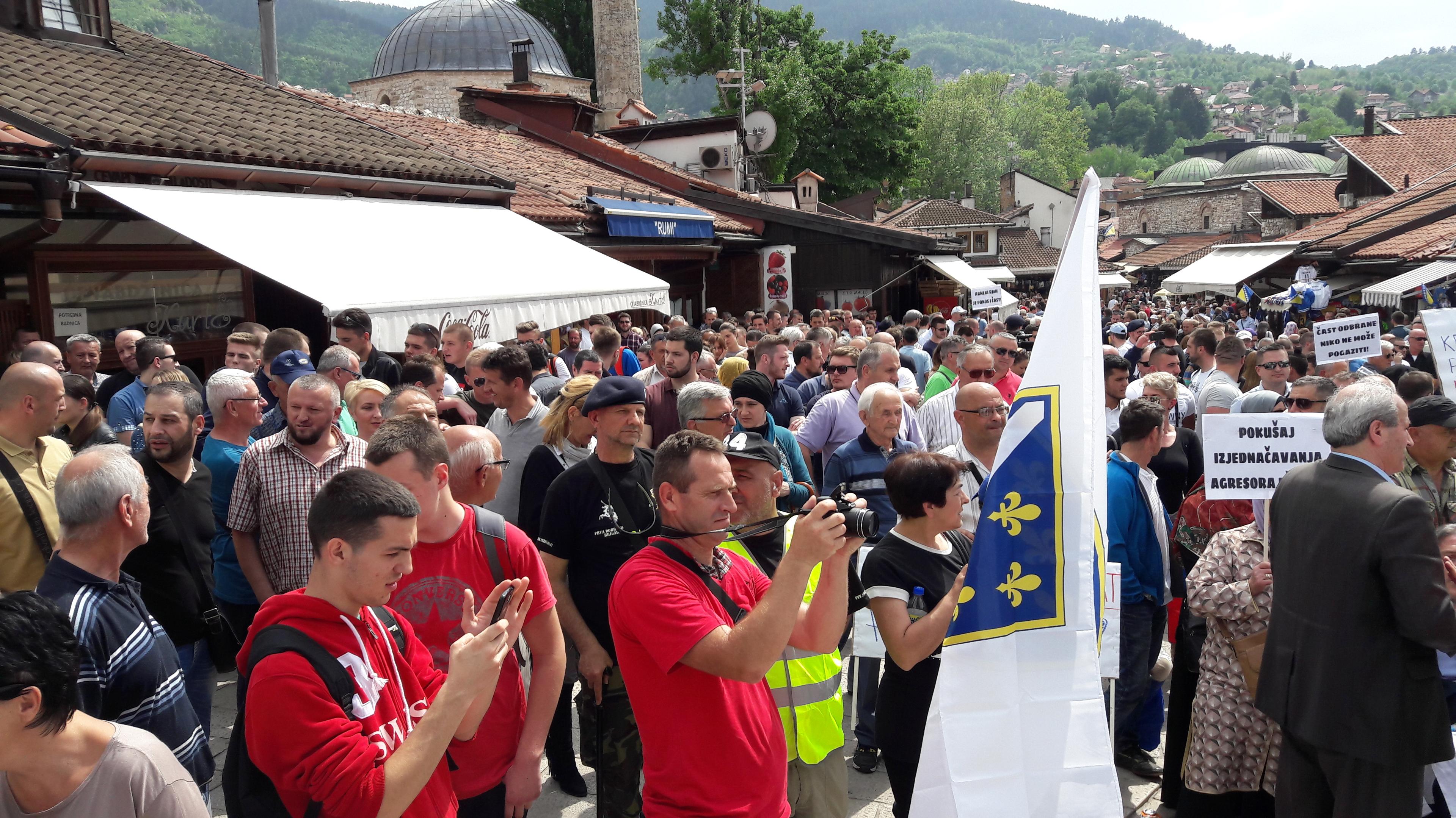 Skup podrške generalu Dudakoviću: Sramotno je da se žrtve i zločinci izjednačavaju