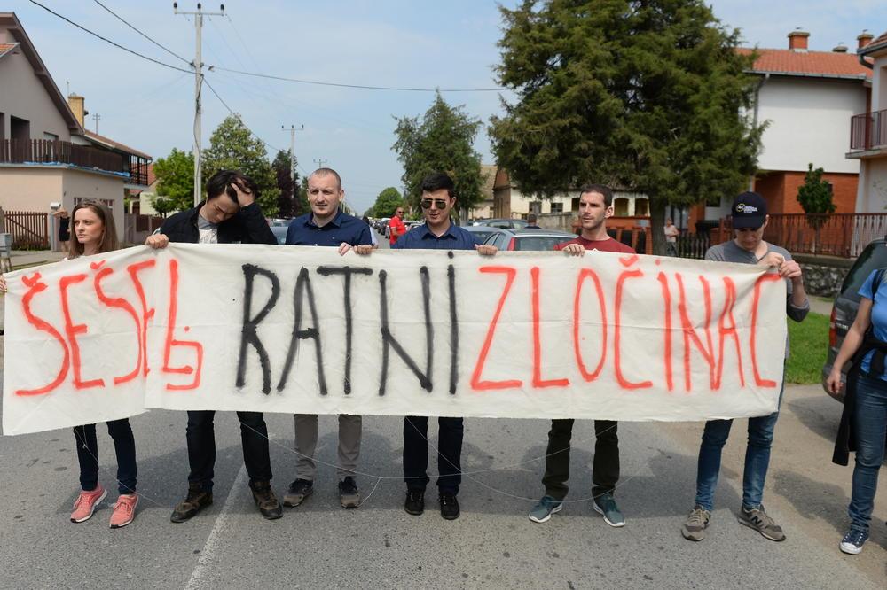 Napadnut funkcioner LDP-a: Nosio plakat ''Šešelj ratni zločinac!''