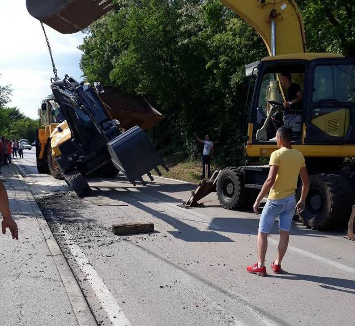 Nesvakidašnja nesreća u Grudama: Bager se prevrnuo s kamiona