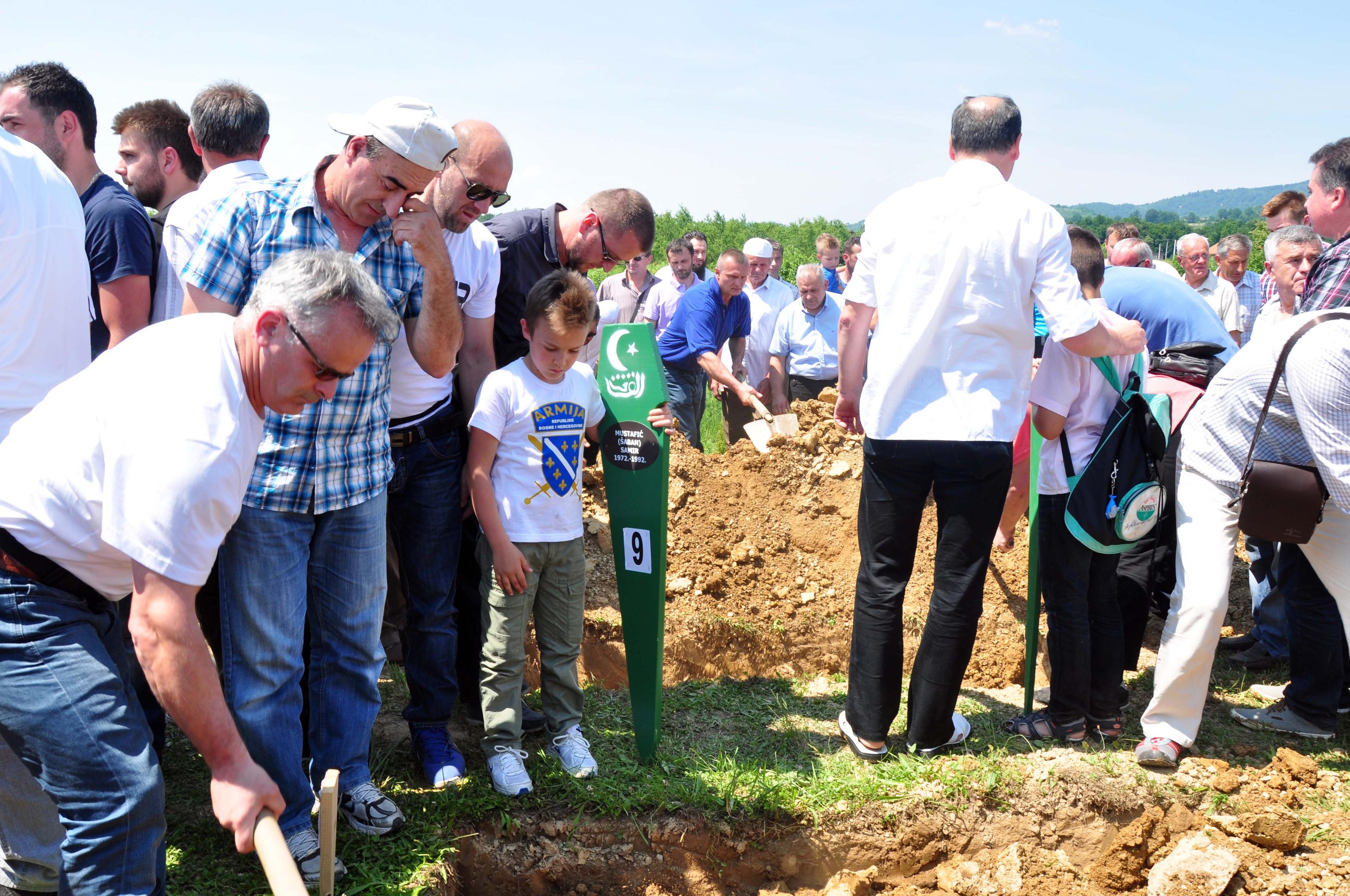 Kolektivna dženaza za osmoricu ubijenih civila u Hemlijašima kod Kalesije