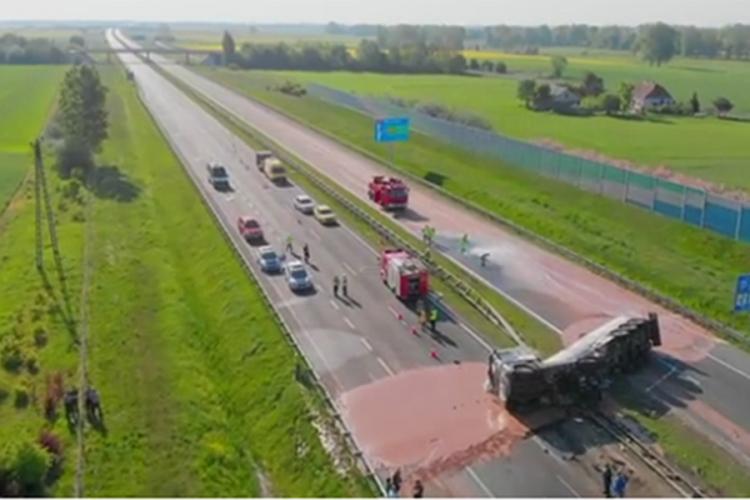 Autoput u Poljskoj blokiran: Prevrnuo se kamion s 12 tona čokolade