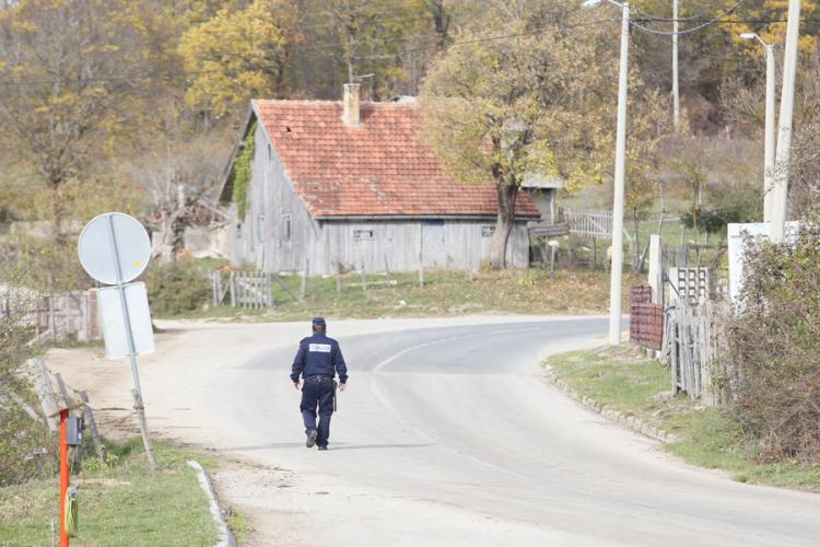 Policajac u Banjoj Luci tukao suprugu na ulici, vukao je po asfaltu