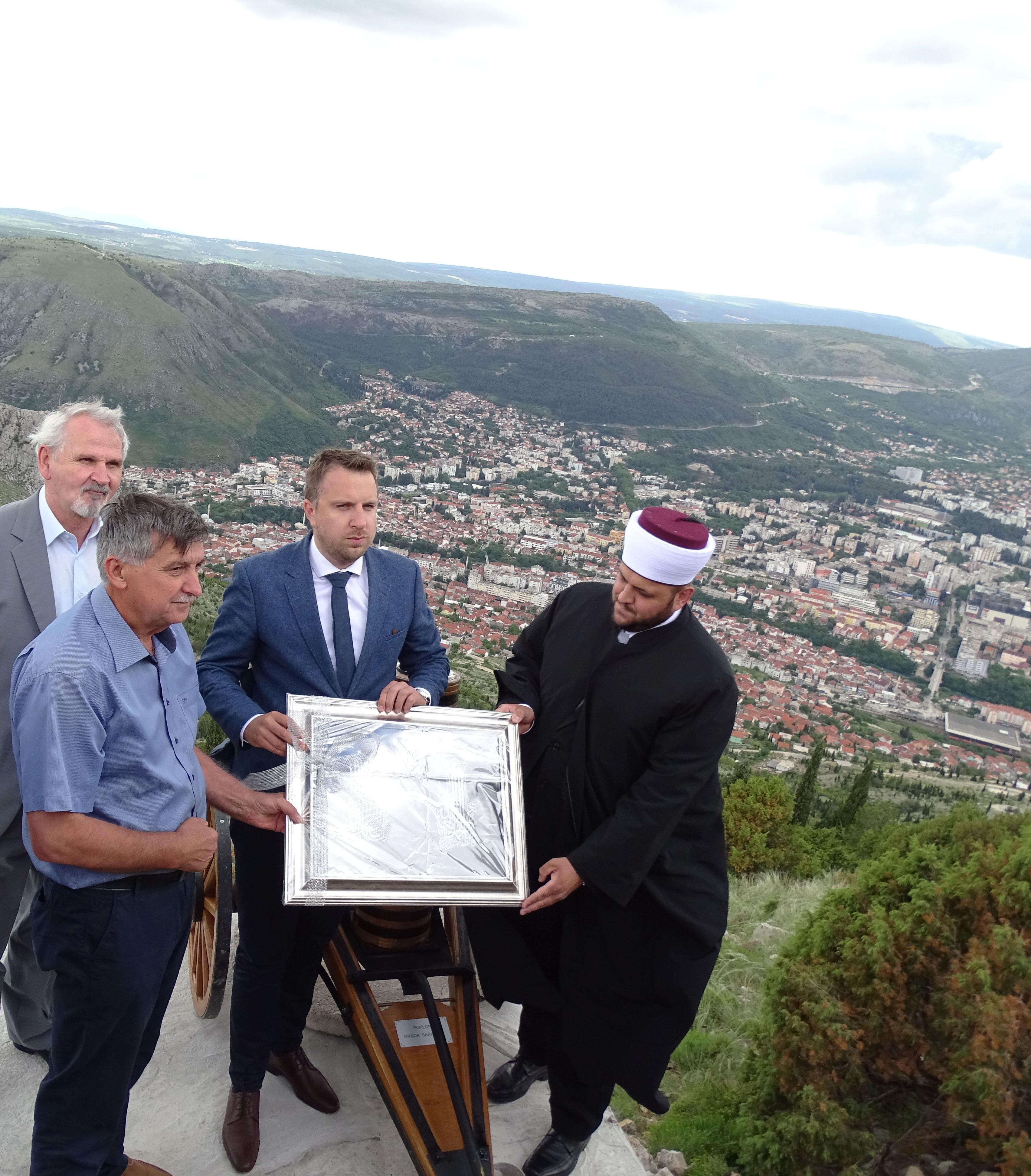 Poklon Sarajeva: Grad na Neretvi dobio top koji će oglašavati vrijeme iftara