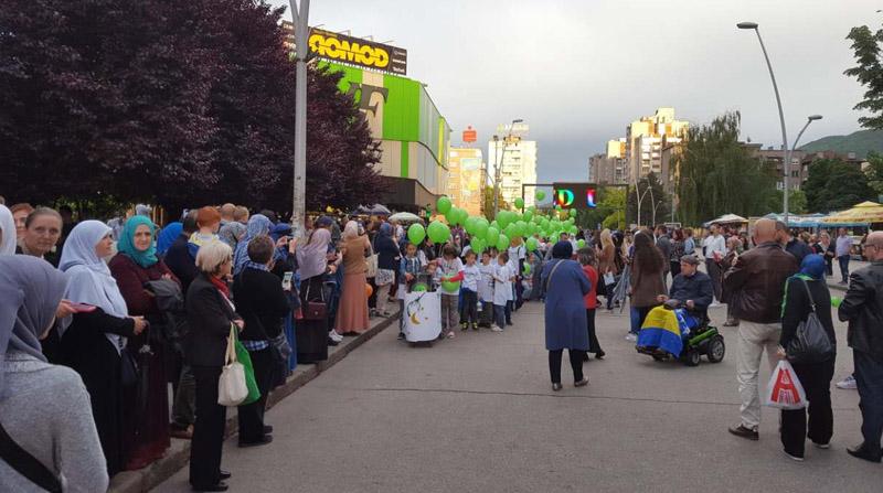 Šetnjom i puštanjem balona u zrak: Najmlađi Zeničani obilježili dolazak ramazana