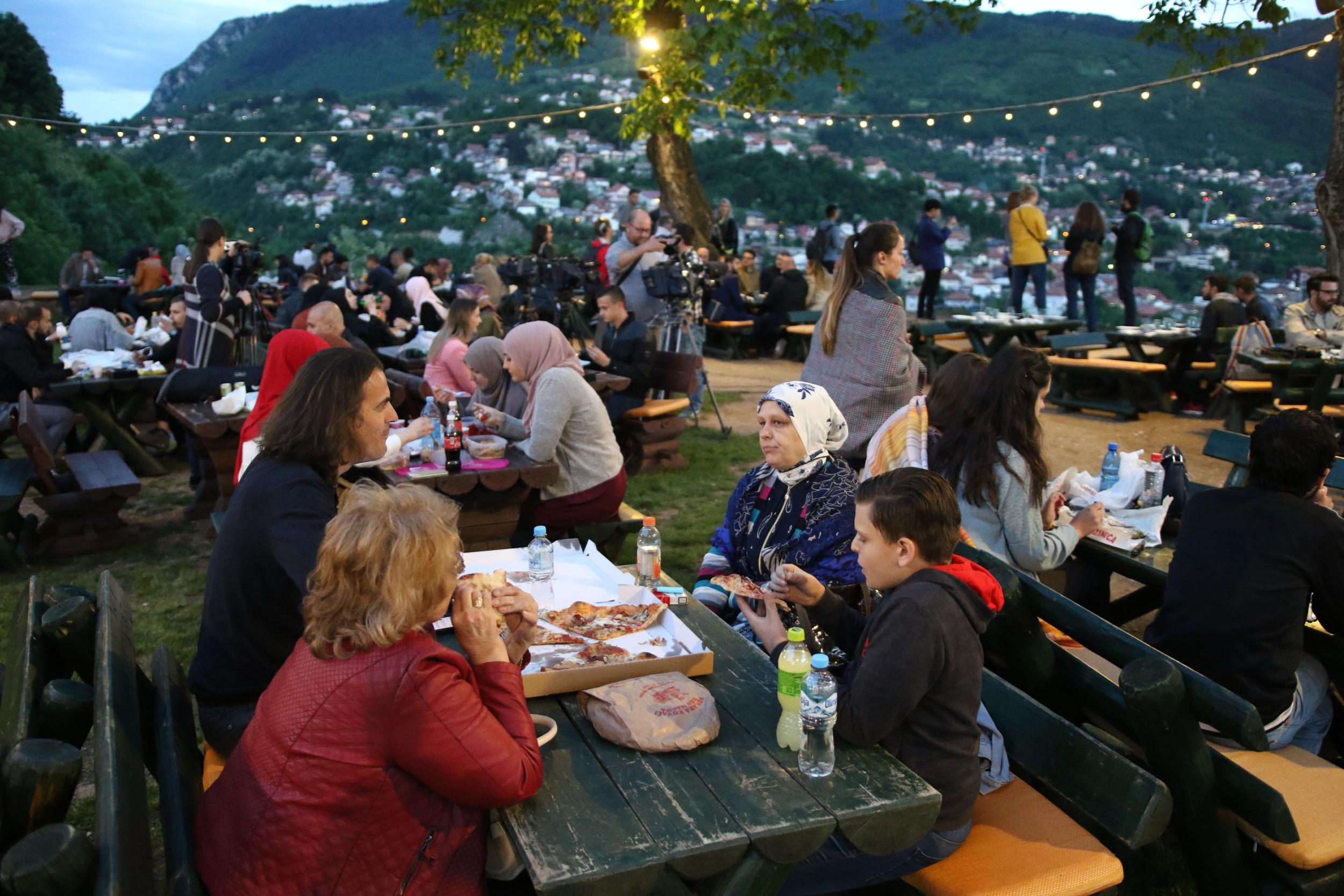 Prvi ovogodišnji iftar Sarajlije dočekale na Žutoj tabiji