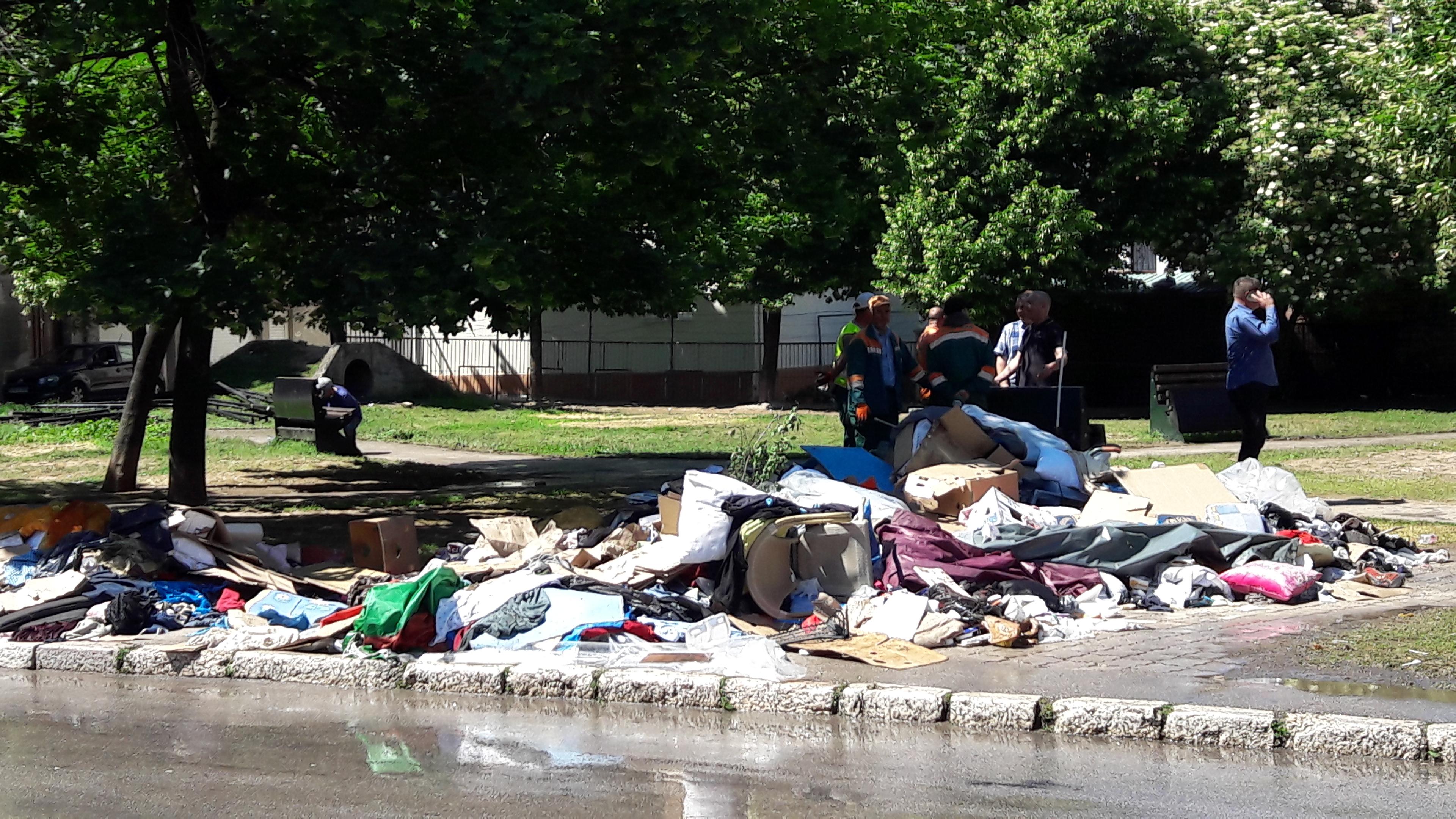 Očišćen i prekopan park ispred Vijećnice u kojem su bili migranti