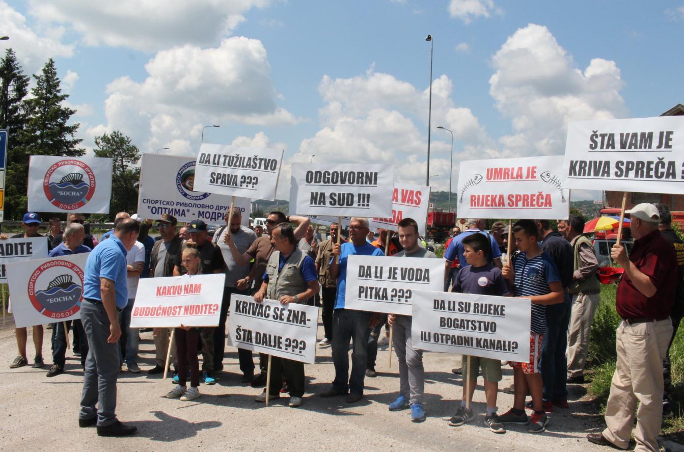 Nakon ekološke katastrofe u rijekama Spreči i Bosni: Održani mirni protesti ribarskih udruženja iz oba entiteta