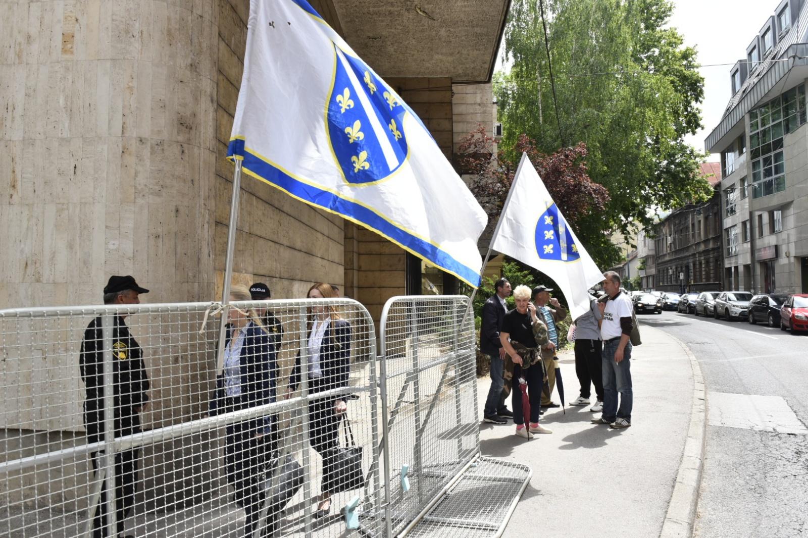 Borce ispred Parlamenta dočekala ograda, blokirali saobraćaj, specijalci u centru grada