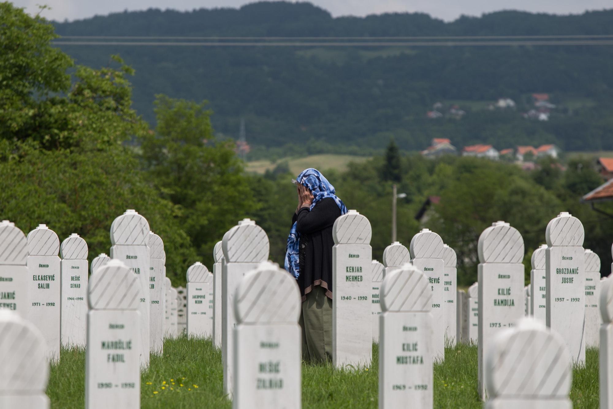 Na zločin koji se dogodio u Kozarcu opominje 914 bijelih nišana i 1.232 nevino ubijenih