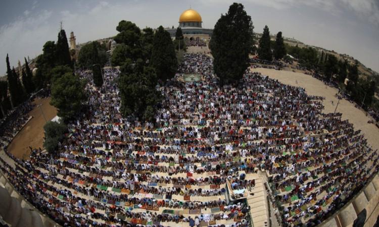 Hiljade ljudi klanjale džuma-namaz u džamiji Al-Aksa drugog petka ramazana