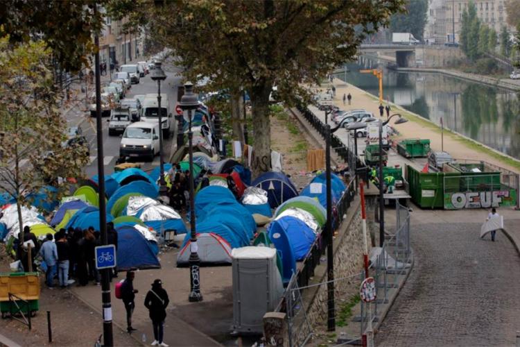 Francuska policija počela uklanjati improvizirani migrantski kamp u Parizu