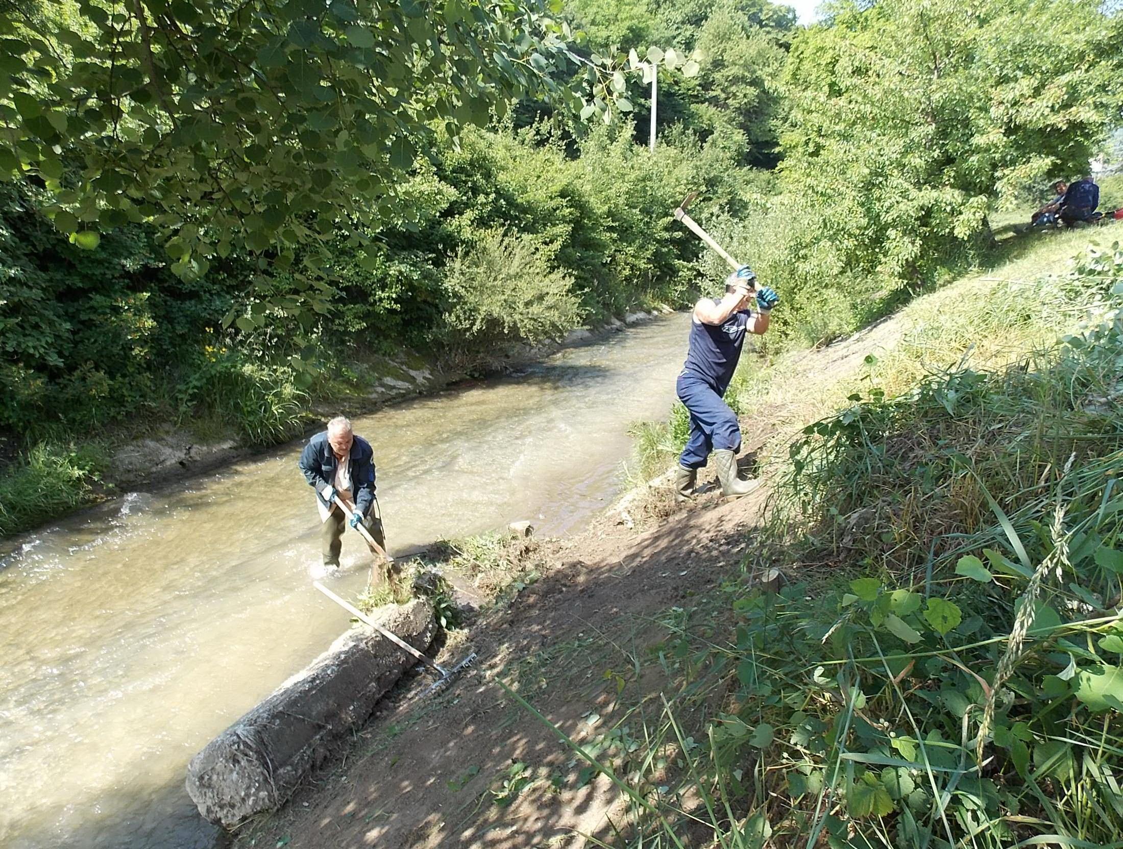 Povjerenici Civilne zaštite Vogošća uređuju obalu rijeke