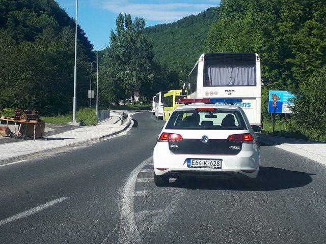 Zbog nesreće otežano odvijanje saobraćaja na Ivan-sedlu, nema povrijeđenih