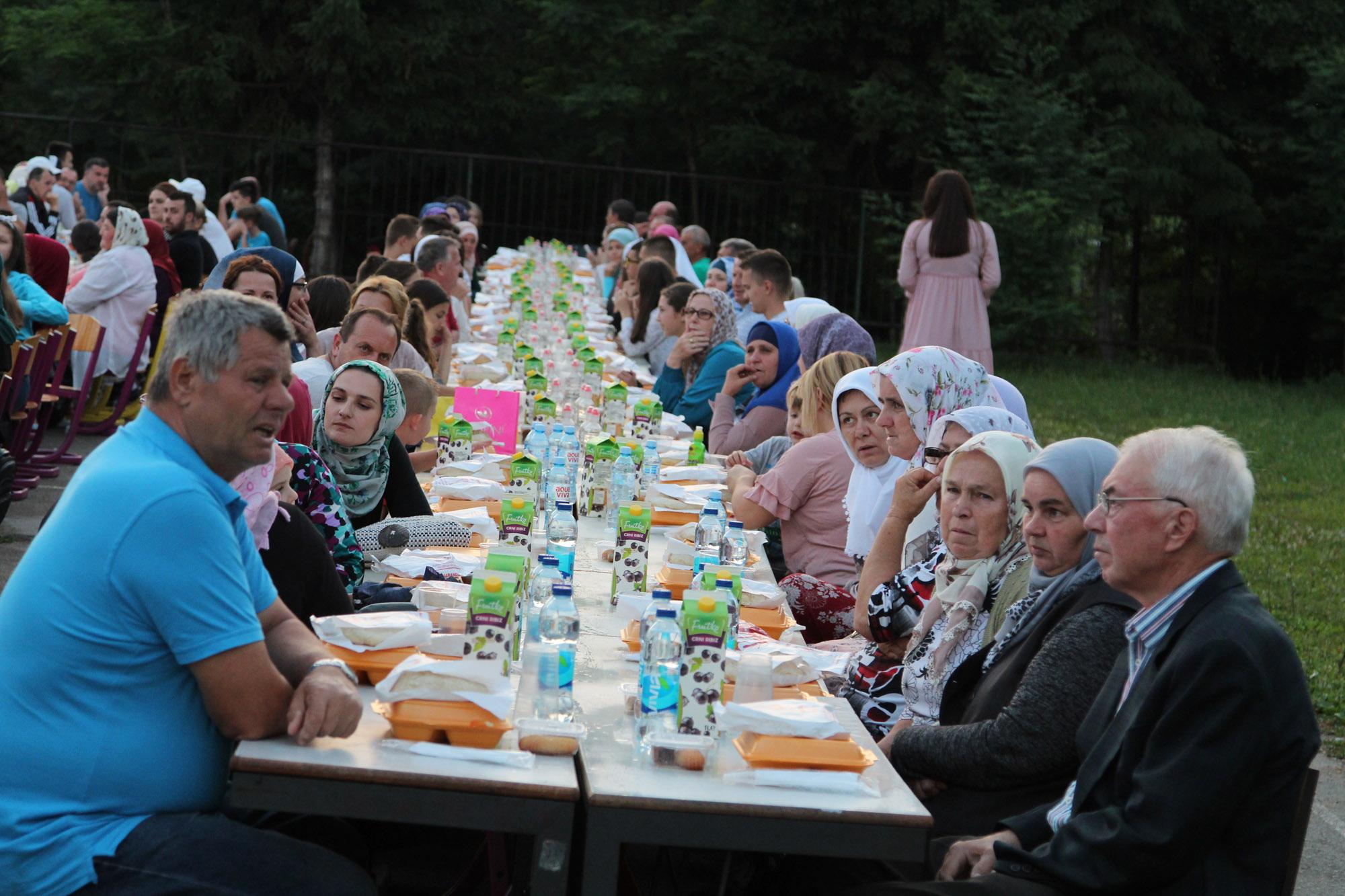 Nekoliko stotina mještana iftarom obilježilo uspjeh Kluba ''Sloga - Simin Han''