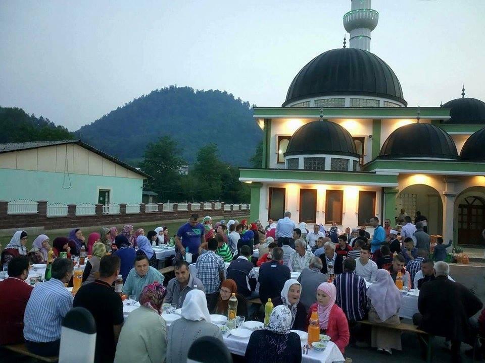 U Ribnici kod Zavidovića zajednički iftarilo 130 postača