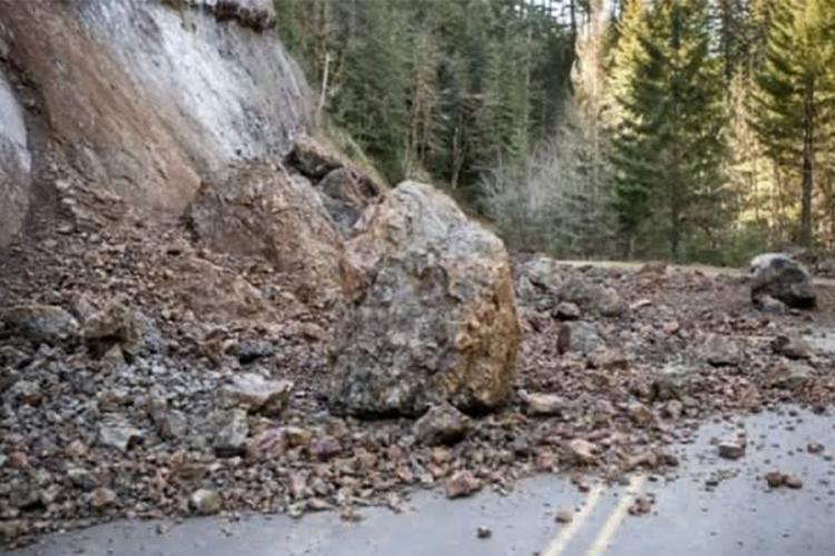 U Rogatici kamen pao na autobus: Putnica poginula, vozač povrijeđen