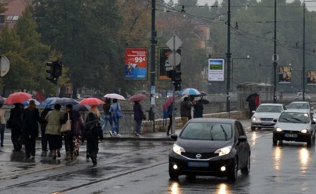 Saobraćaj u BiH se odvija po mokrom i vlažnom kolovozu, oprez zbog odrona