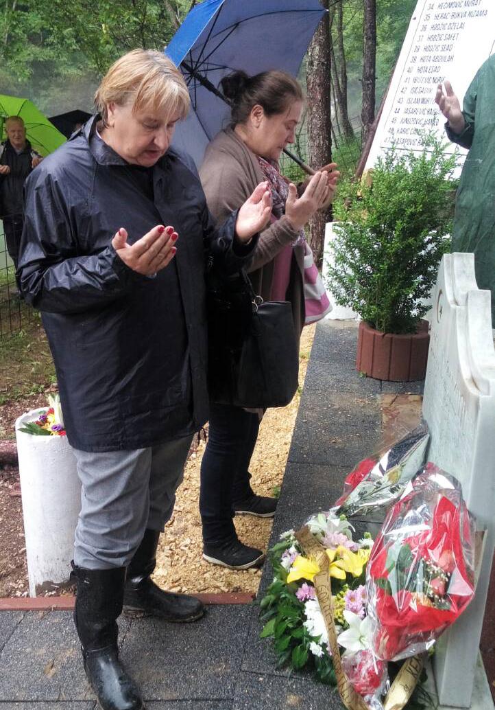 Cvijeće i Fatiha za stradale na Slapu kod Žepe