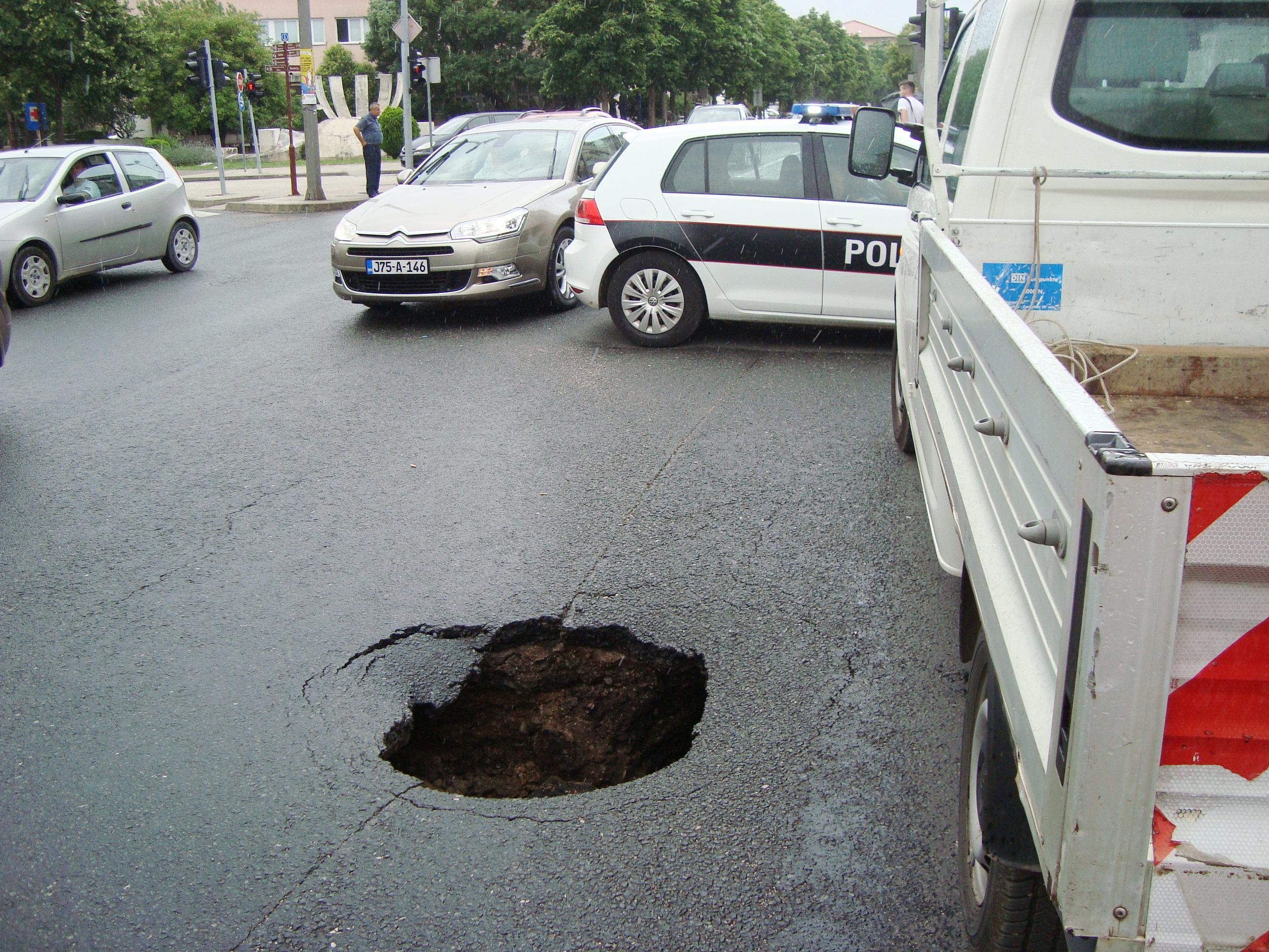 Rupa na cesti na Bulevaru, vozači, oprez!