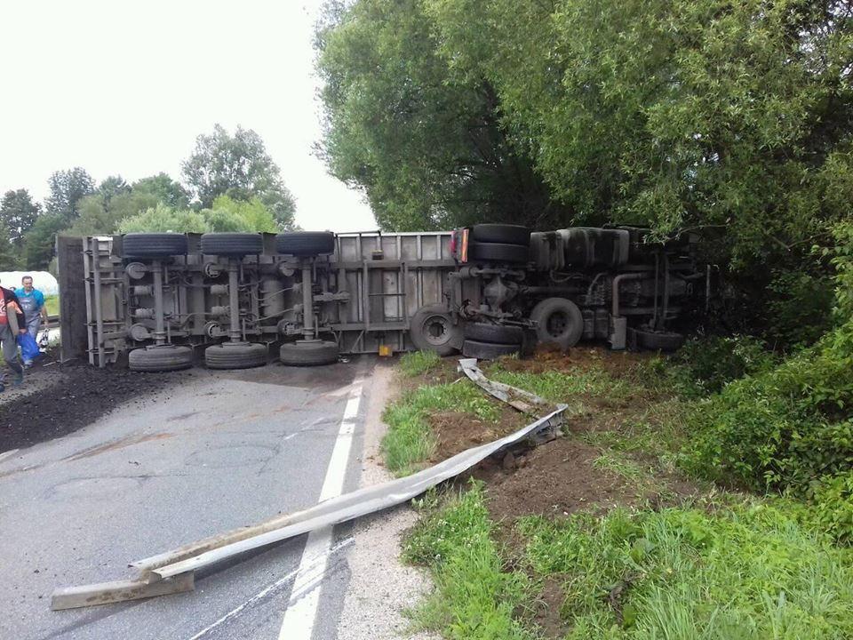 U mjestu Dobošnica kod Lukavca prevrnuo se kamion sa 20 tona uglja, vozač povrijeđen