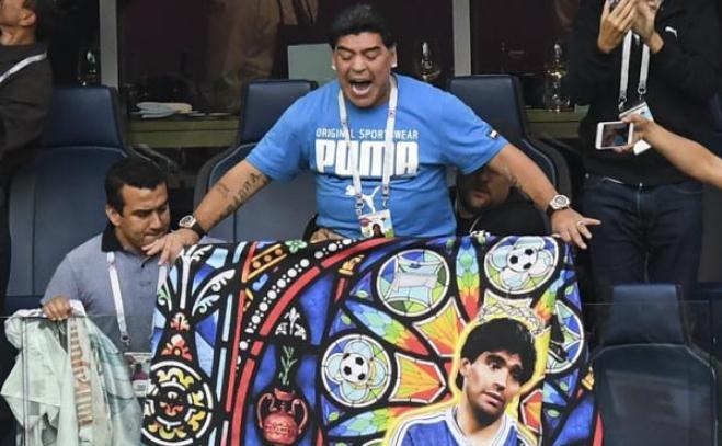 Ponovo pravi šou: Maradona na utakmicu s Nigerijom donio transparent s vlastitim likom