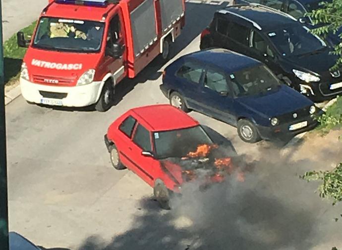 Gorio automobil u sarajevskom naselju Alipašino Polje