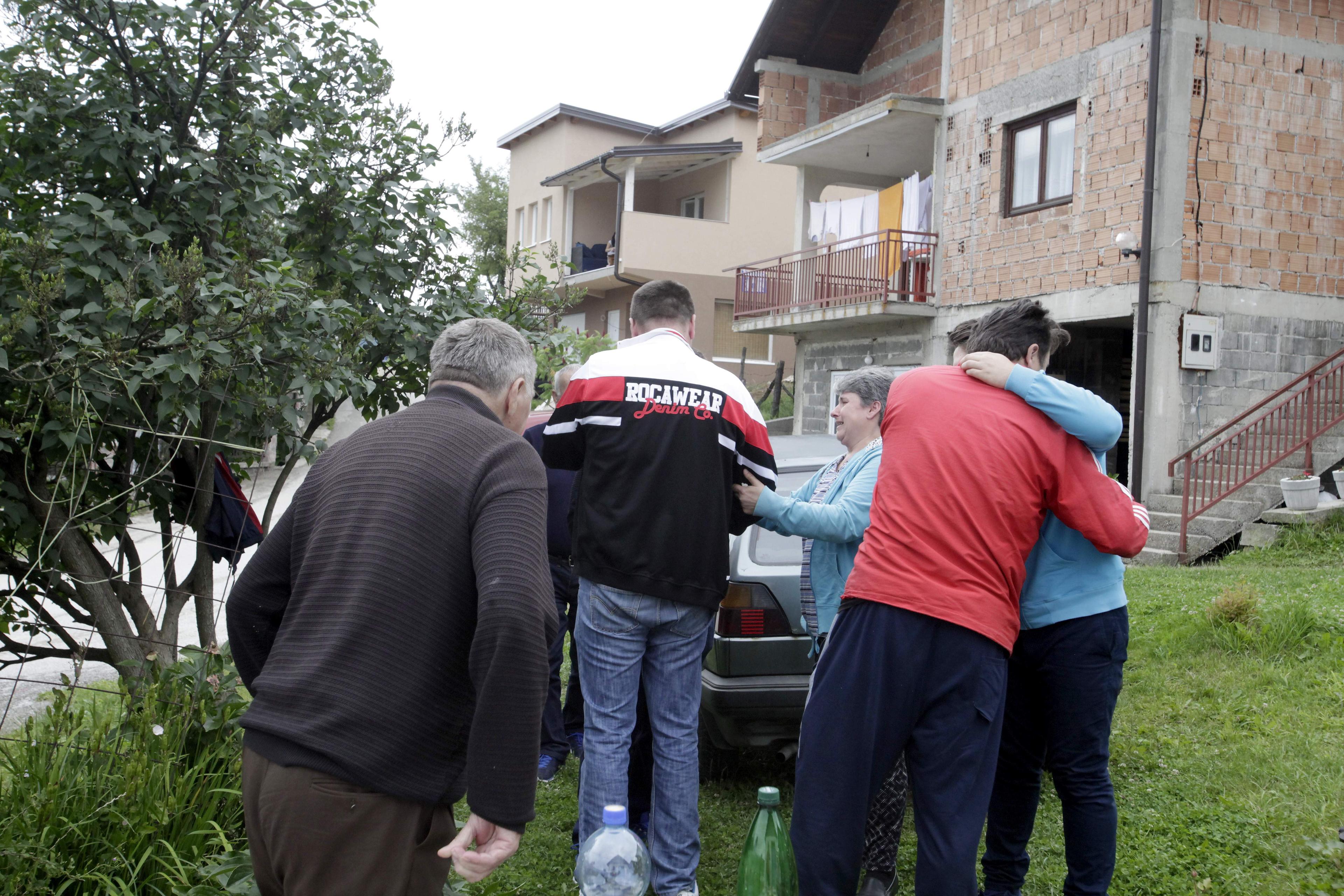 Neutješni otac prima saučešće ispred kuće žalosti - Avaz