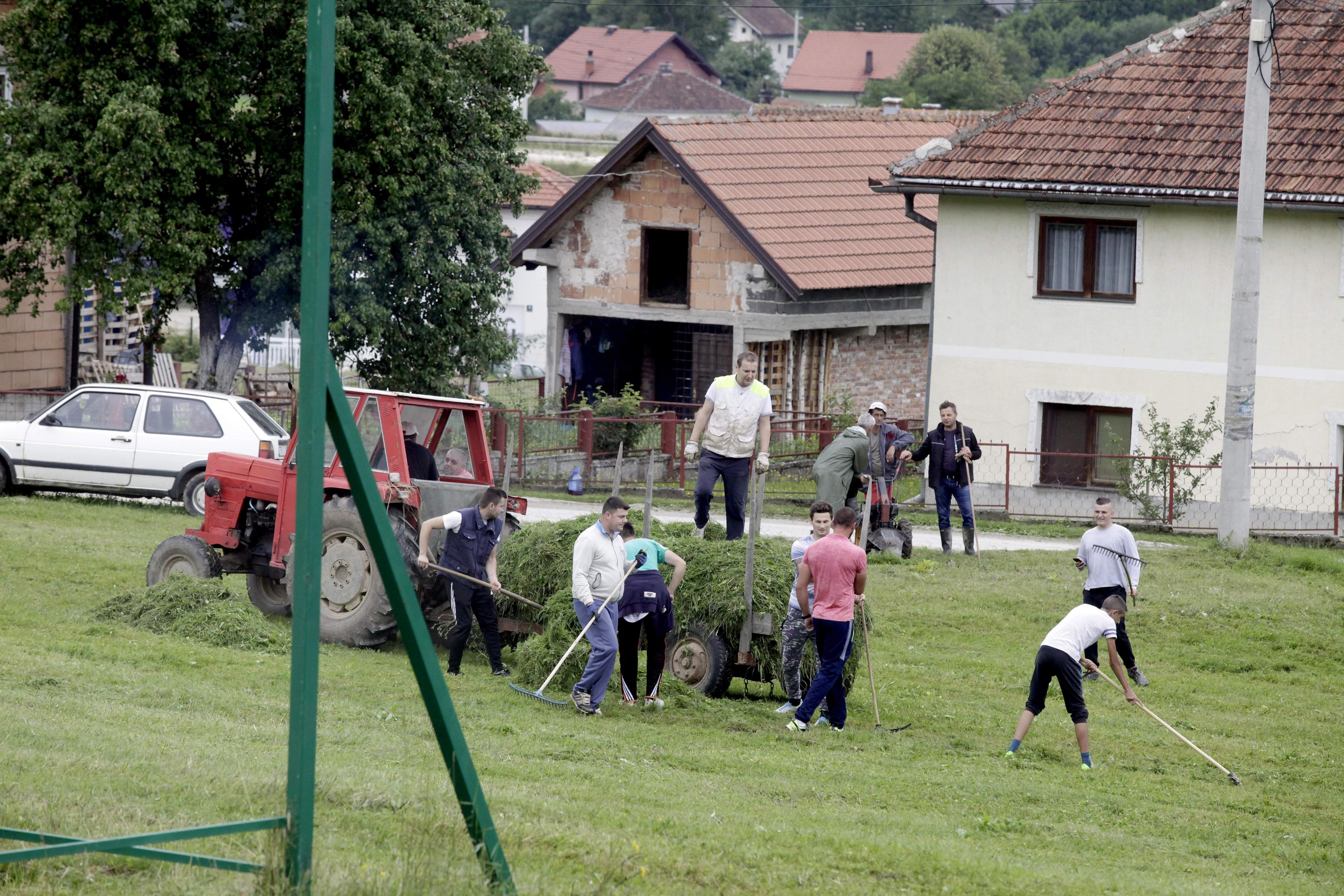 Mještani obavljaju pripreme za dženazu - Avaz