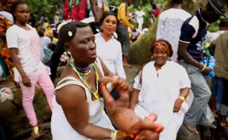 Londonska medicinska sestra tjerala Nigerijke na vudu obrede, morale su piti krv s crvima