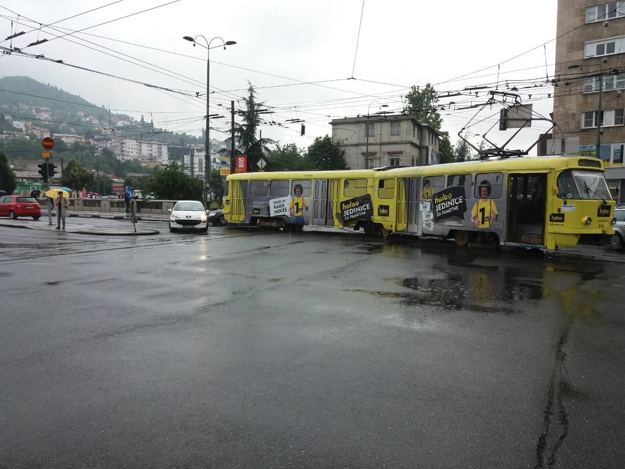 Nakon iskakanja tramvaja iz šina u centru Sarajeva, saobraćaj normaliziran