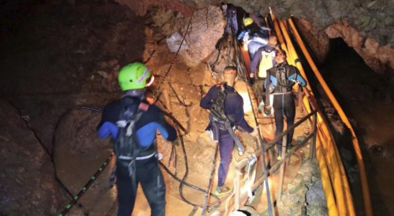 Zastrašujući snimci iz pećine pokazuju kroz šta prolaze spasioci i dječaci na Tajlandu