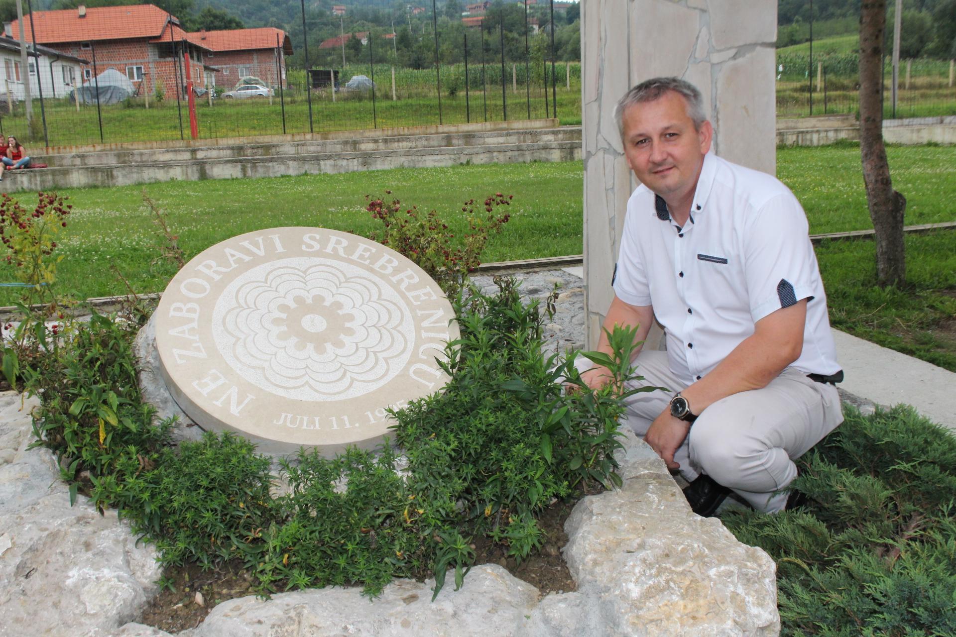 Gračanica: Od bračkog kamena sagrađen park “Ne zaboravi Srebrenicu”