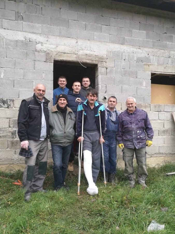 Akcija složnih mještana Oštre Luke: Petero Mastikosa iz kućerka od zemlje seli se u novi dom