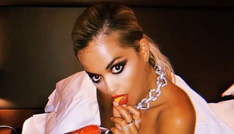 Rita Ora pozirala golih grudi nakon koncerta