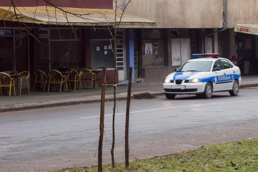 Traktorom u kafanu: Pijani gost uništio ogradu i šank objekta