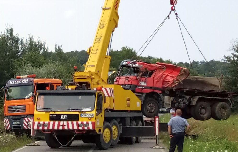 Gradačac: Prevrnuo se kamion natovaren asfaltnom masom