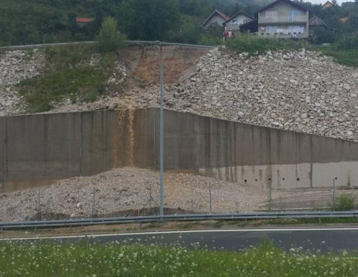 Zbog odrona obustavljen saobraćaj na autoputu A1 prema Lašvi