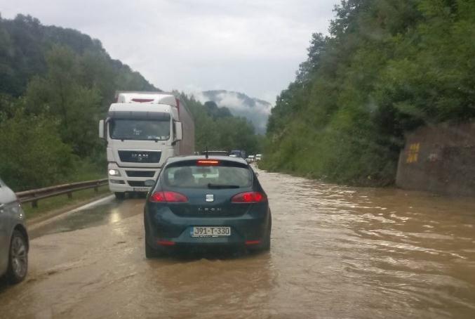 Kilometarske kolone: Odroni zemlje zaustavili saobraćaj na autoputu Kakanj-Zenica