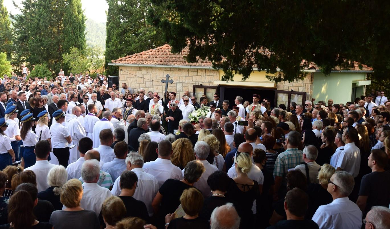 Tišina prekrila Velu Luku, hiljade ljudi ispratile Olivera na posljednji počinak