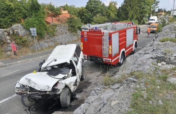 Poginuo vozač na licu mjesta, terenskim vozilom se zabio u stijenu