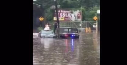 Mlada u vjenčanici zaglavila se usred poplave, pogledajte kako su je izvukli