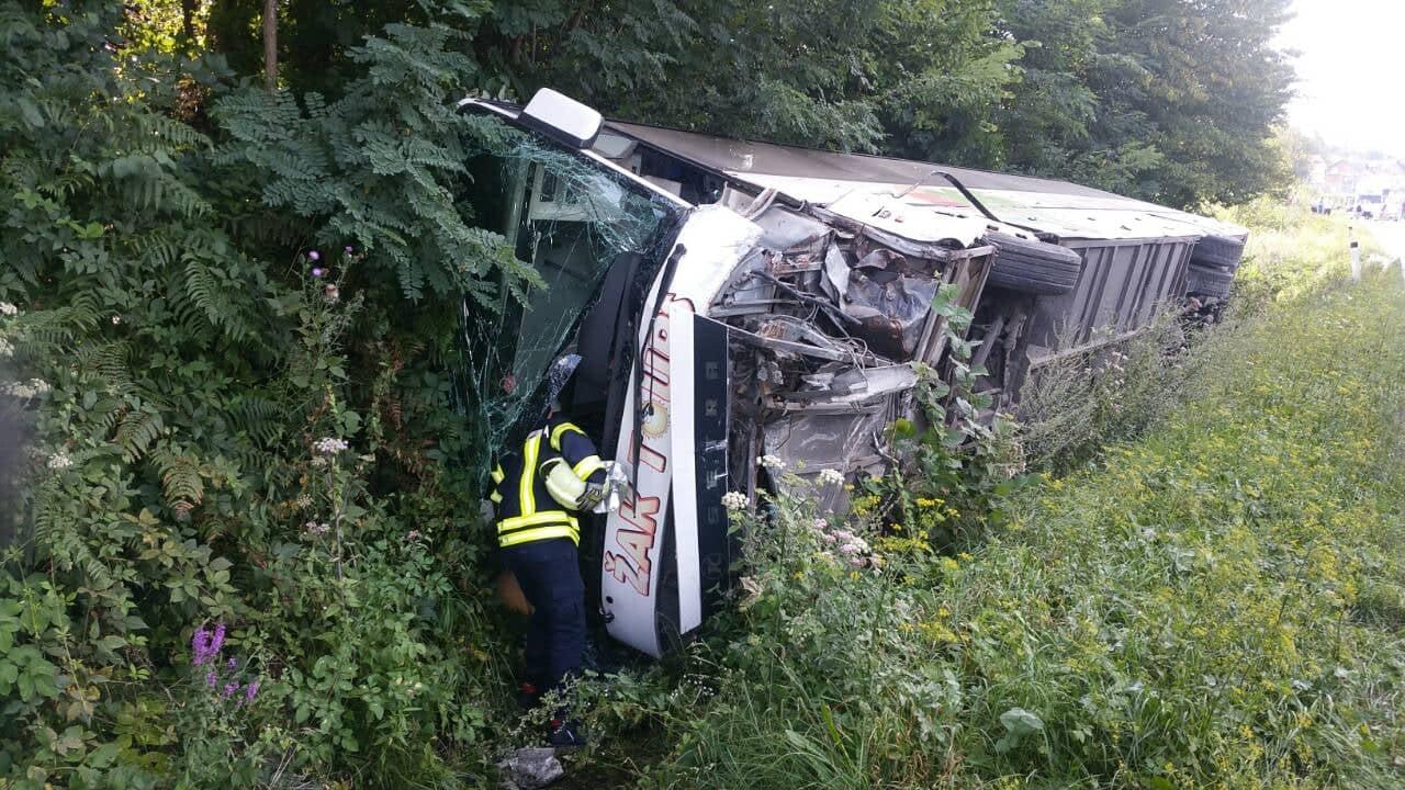 Težak udes kod Banje Luke: Autobus se prevrnuo, jedna osoba poginula