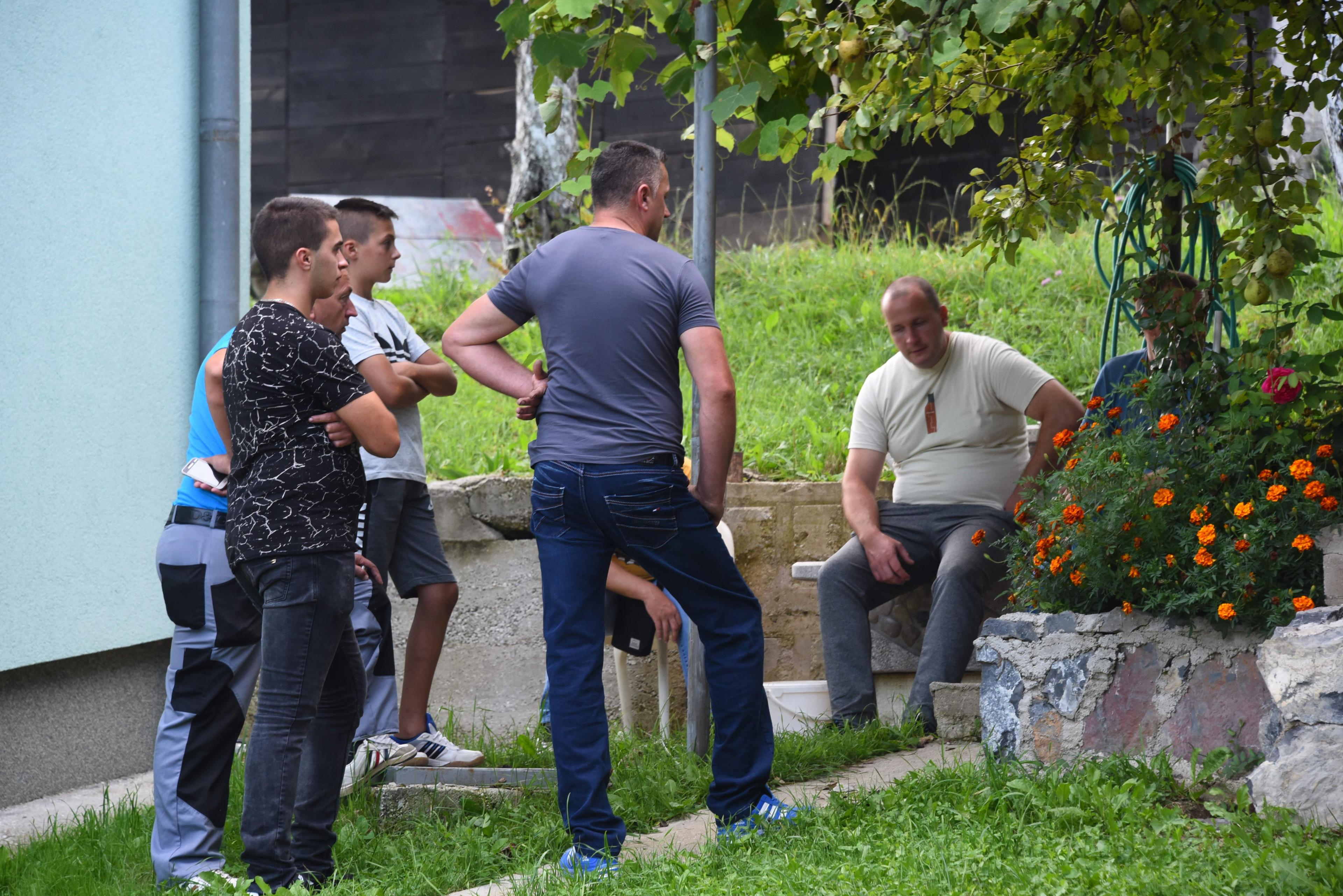 Prijatelji i komšije došli da utješe ožalošćenu porodicu - Avaz