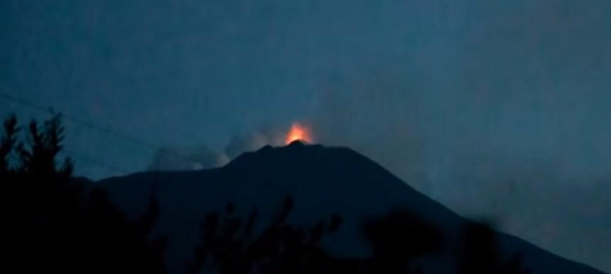 Etna se probudila, šikljaju lava i pepeo