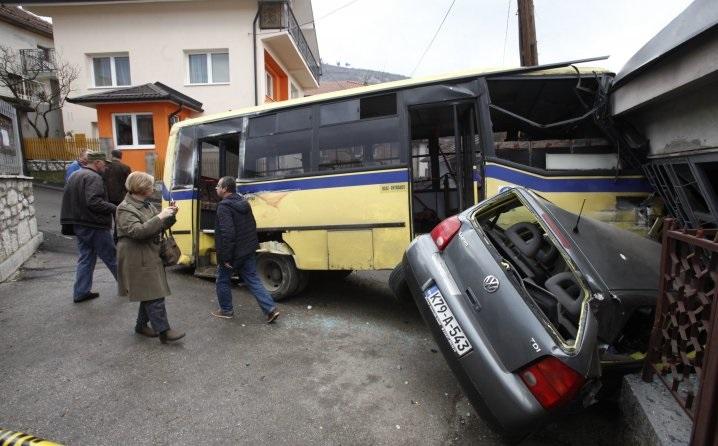 U Starom Gradu vozilo sletjelo sa puta, osmero povrijeđeno - Avaz