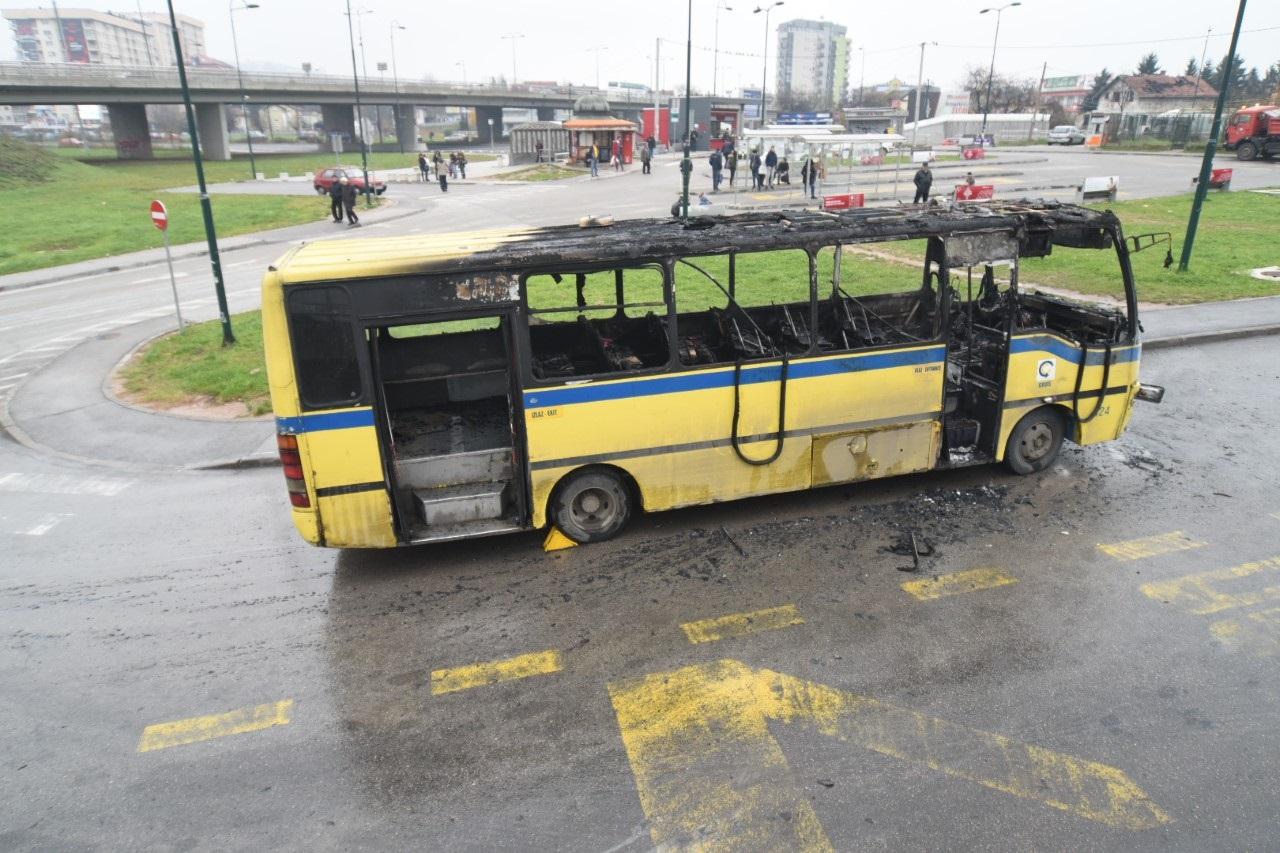 Minibus na Stupu zapalio se zbog neispravnih instalacija - Avaz