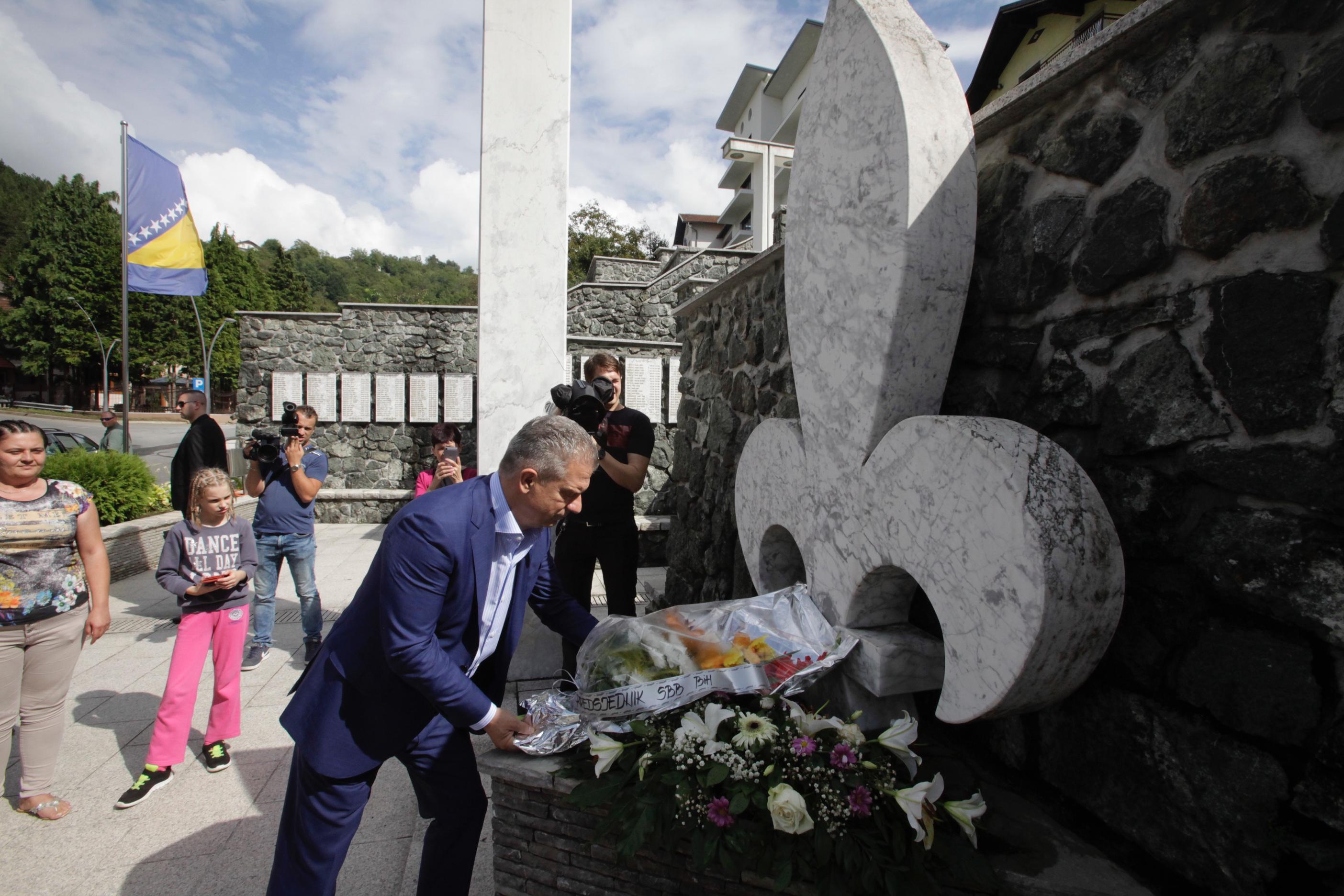 Radončić položio cvijeće na šehidsko spomen obilježje u Cazinu - Avaz