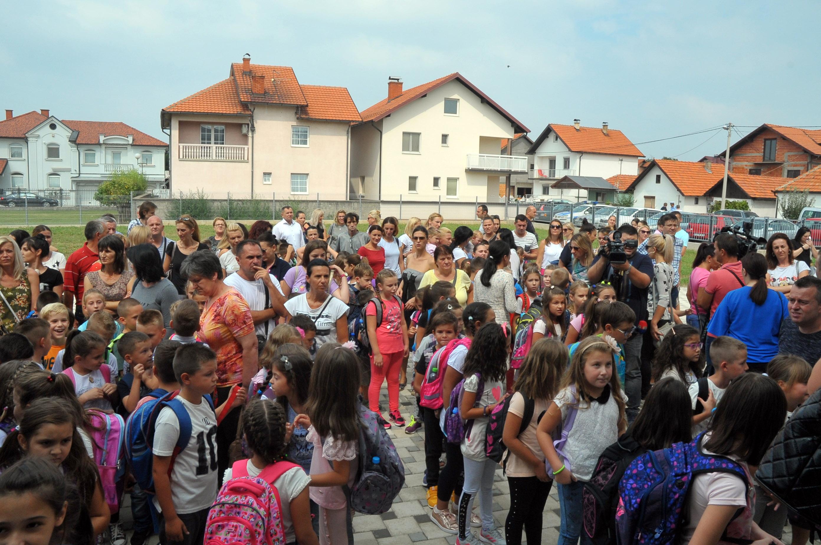 Đaci ispred nove škole u bijeljinskom naselju Ledinci (Foto: G. Bobić) - Avaz